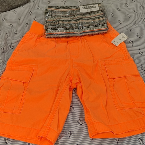 Bundle of a Gymboree tee and a pair of Gap shorts - Picture 5 of 6